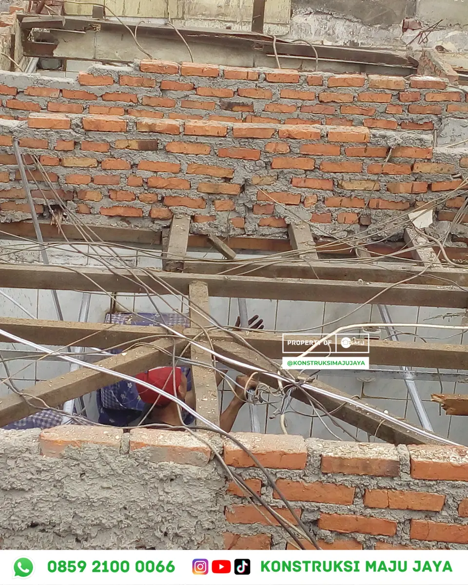 Ganti Kusen Lama dengan Harga Kusen Aluminium Berkualitas di Jakarta Timur – Hubungi 085921000066 Hari Ini – Tim Profesional Konstruksi Maju Jaya di Lapangan